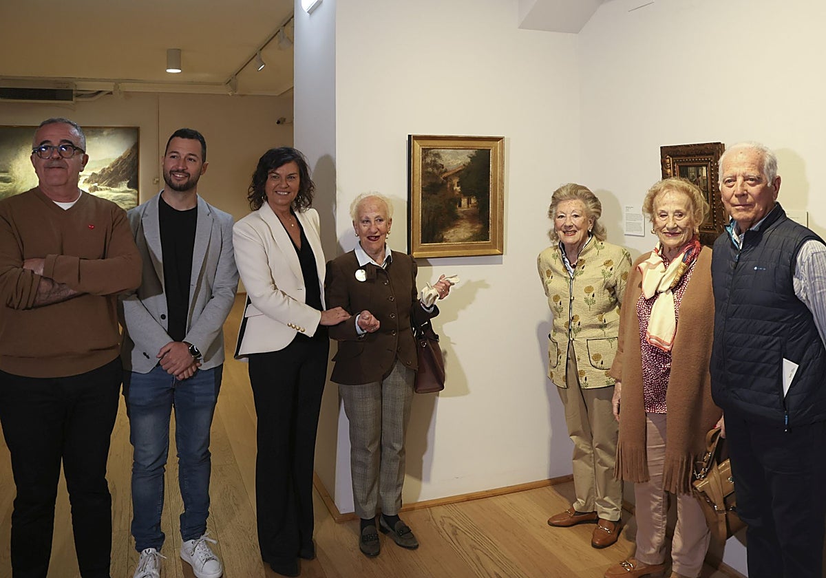 Saturnino Noval, Aitor Martínez y Montserrat López, con la familia donante, Nené, Coqueta, Pilar y Felipe del Campo Díaz-Laviada, con la obra donada en el Museo Casa Natal de Jovellanos.