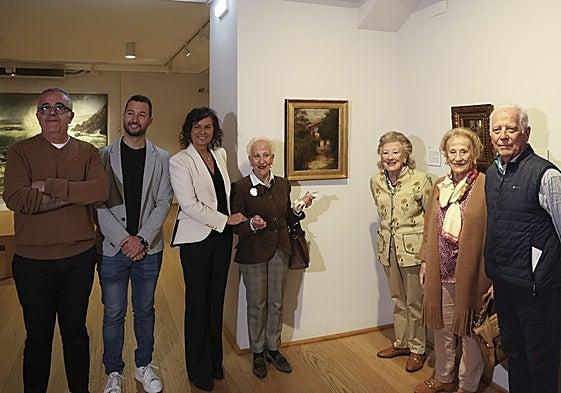 Saturnino Noval, Aitor Martínez y Montserrat López, con la familia donante, Nené, Coqueta, Pilar y Felipe del Campo Díaz-Laviada, con la obra donada en el Museo Casa Natal de Jovellanos.