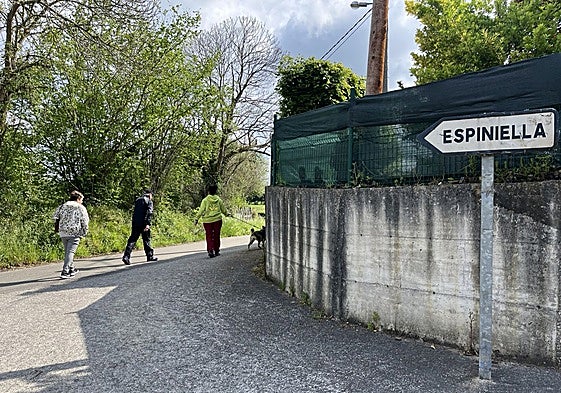 Vecinos afectados por los problemas del agua en Espiniella, en Siero.