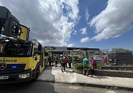 Arde un taller en Noreña, al lado del centro urbano de El Berrón: «El fuego se inició en la zona de pintura y salimos corriendo»