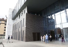 Entrada principal de los Juzgados de Gijón.