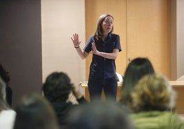 Laura Viñuela, durante su charla en la biblioteca.