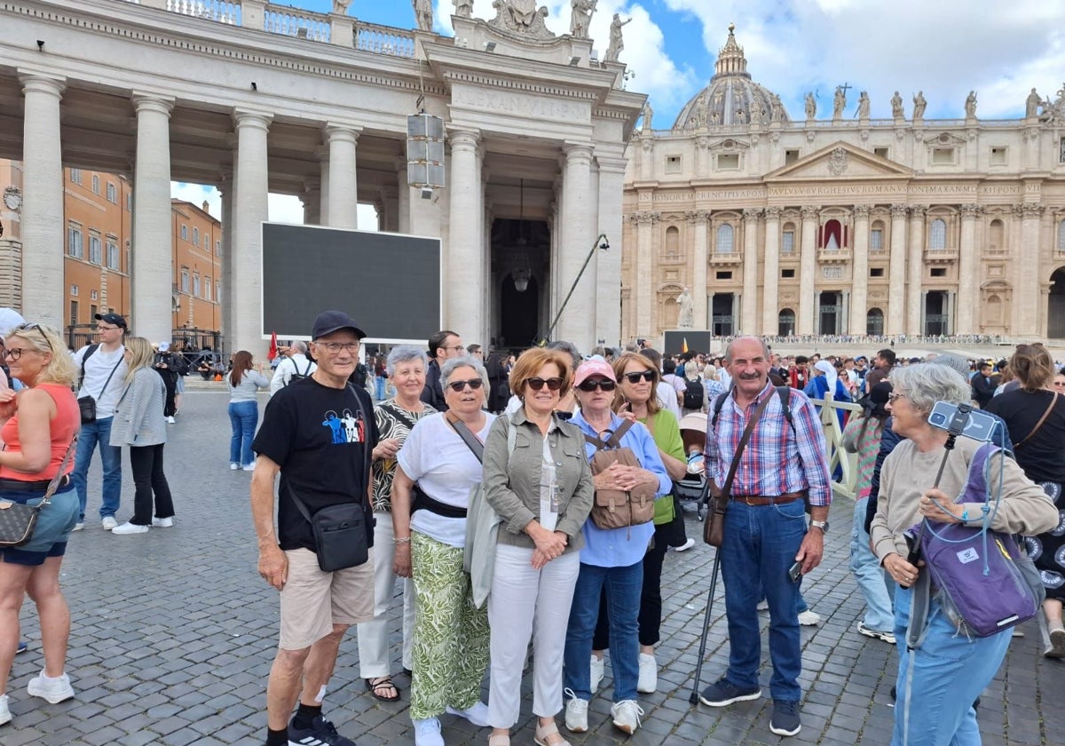 Medio centenar de llaniscos de crucero por el Mediterráneo, testigos del cónclave desde el Vaticano: «Fue muy emocionante»