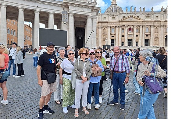 Varios de los vecinos de Llanes que disfrutan del crucero por el Mediterráneo, este jueves, en la plaza de San Pedro.