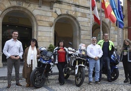 El concejal Jorge González-Palacios, Irene Sevilla, Begoña, José Luis, Bernardo y La Brujona con sus motos. ARIENZA