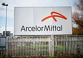 Cartel de ArcelorMittal en la entrada de una factoría.