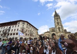 Loos pequeños peregrinos del Amor de Dios, en la plaza de la Catedral.