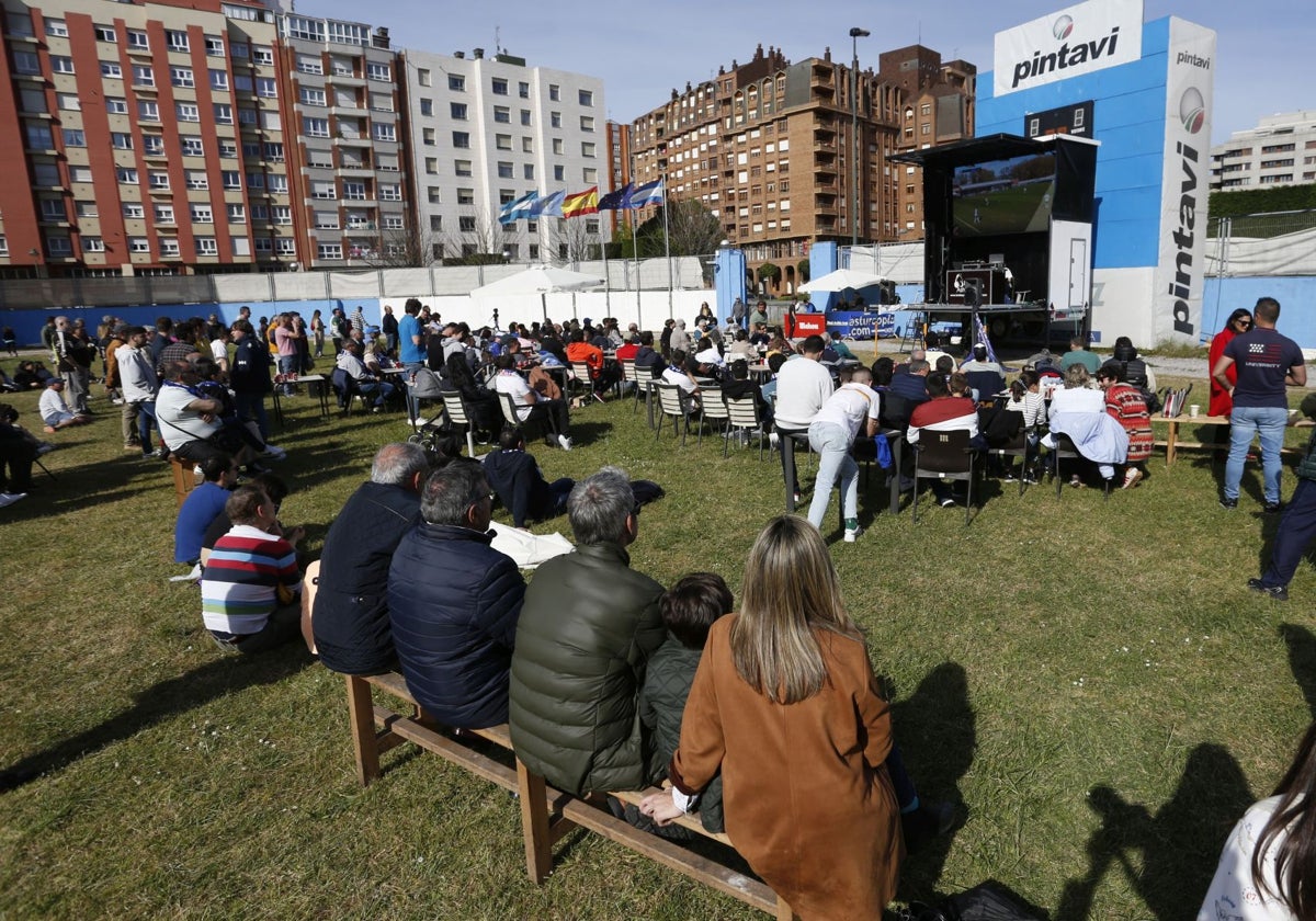 Pantalla gigante instalada en el Suárez Puerta en abril de 2023.