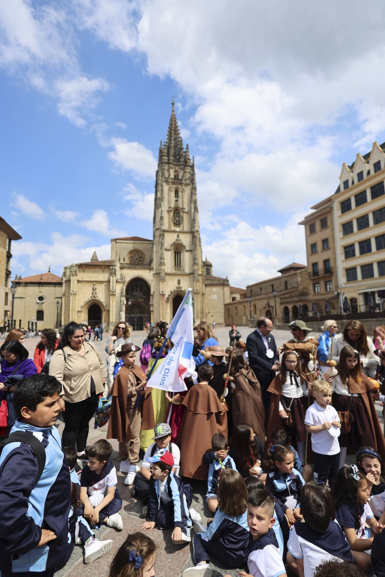 Fotos: Los alumnos del colegio Amor de Dios, de peregrinos del Camino de Santiago