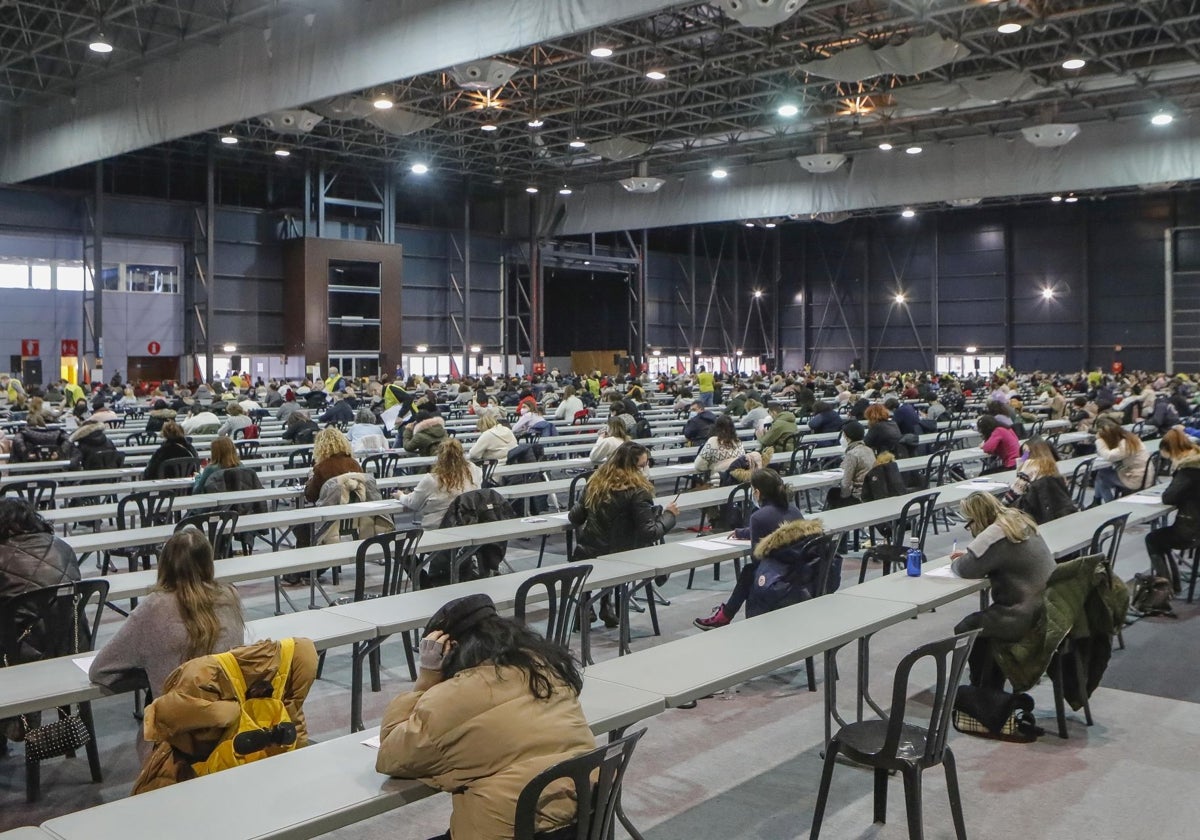 Oviedo se examina en Gijón: 5.475 aspirantes a auxiliar administrativo, código QR y cinco pabellones