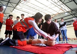 Participantes en el simulacro realizando técnicas de reanimación en el polideportivo de Noreña.