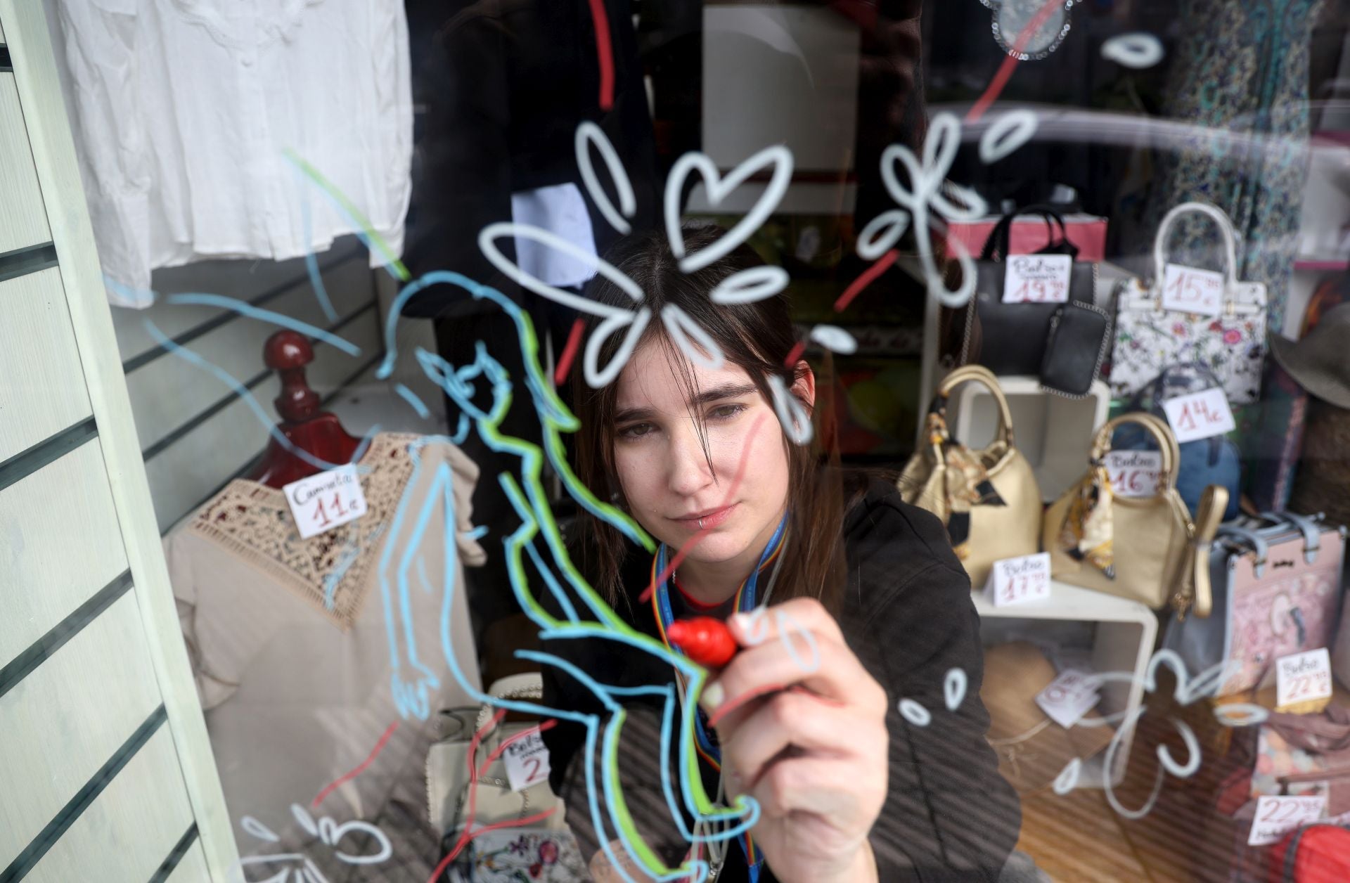 Ventanielles tira de creatividad y mucho arte para decorar sus escaparates