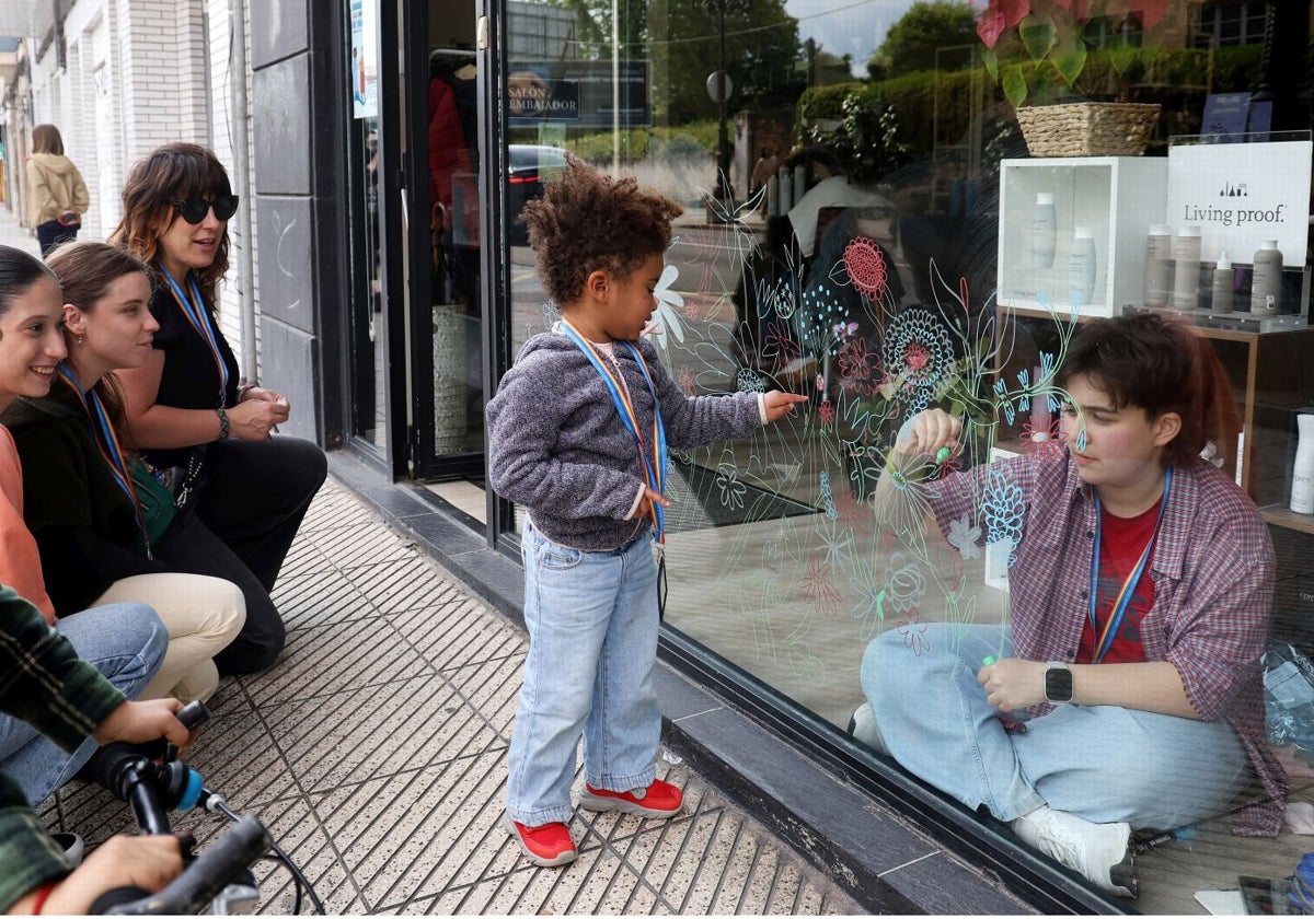 El artista Enzo Platero decorando la Peluquería Ortiz.