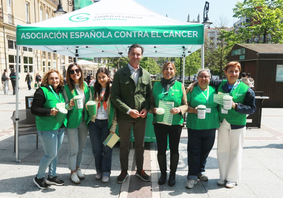 Los chalecos verdes llenan el paseo de Begoña para la gran cuestación contra el cáncer