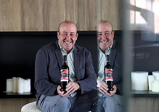 Fernando Ezquerro, en Oviedo,con una botella de Rioja.
