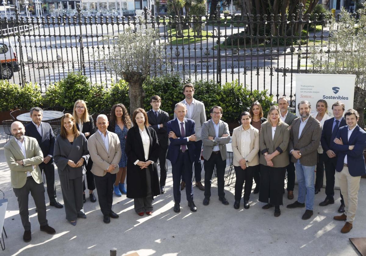 Representantes de gran parte de las empresas que participan en 'Sostenibles', junto al director de EL COMERCIO, Ángel M. González.