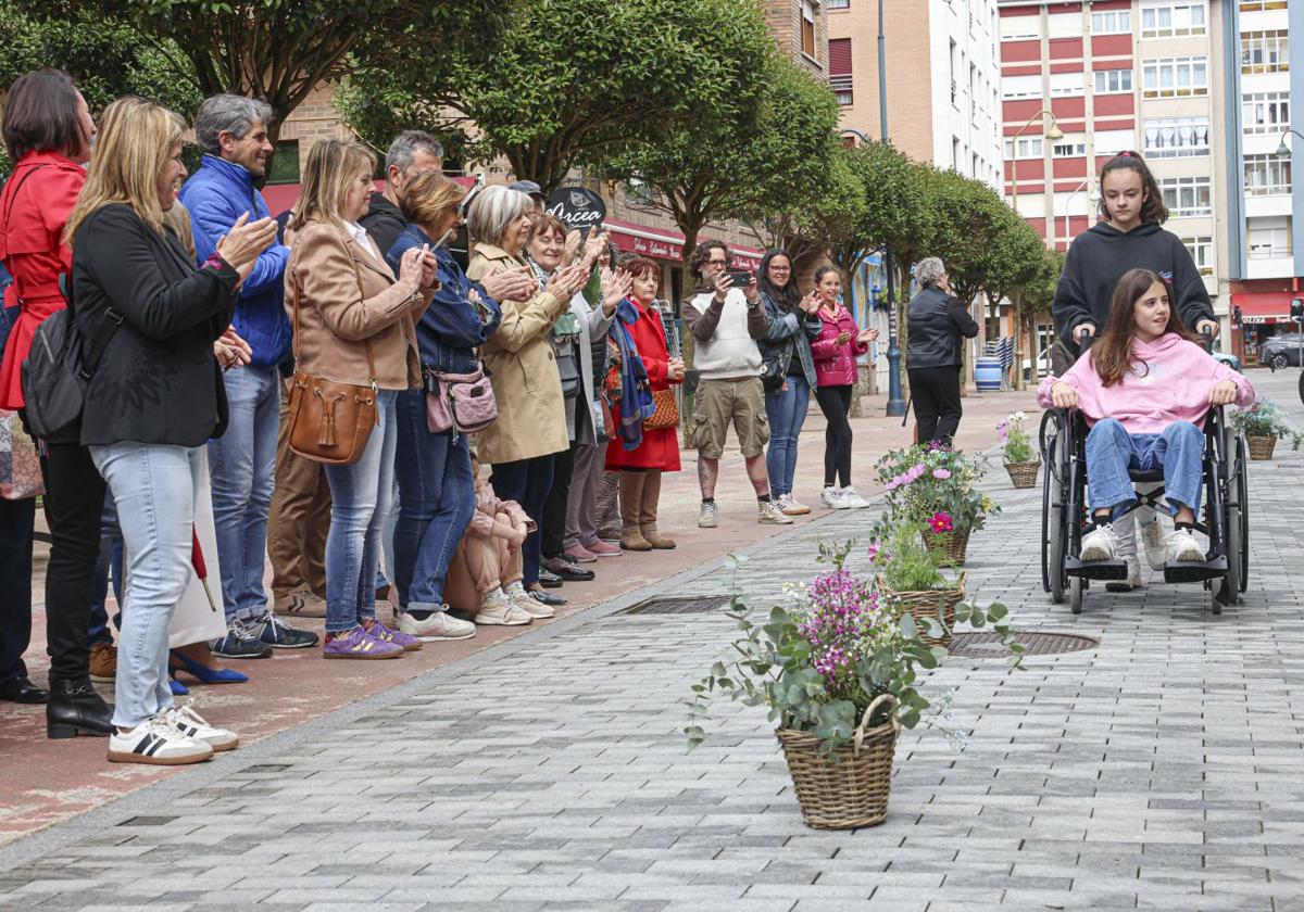 Moda sobre ruedas para concienciar sobre la accesibilidad en el comercio de Castrillón