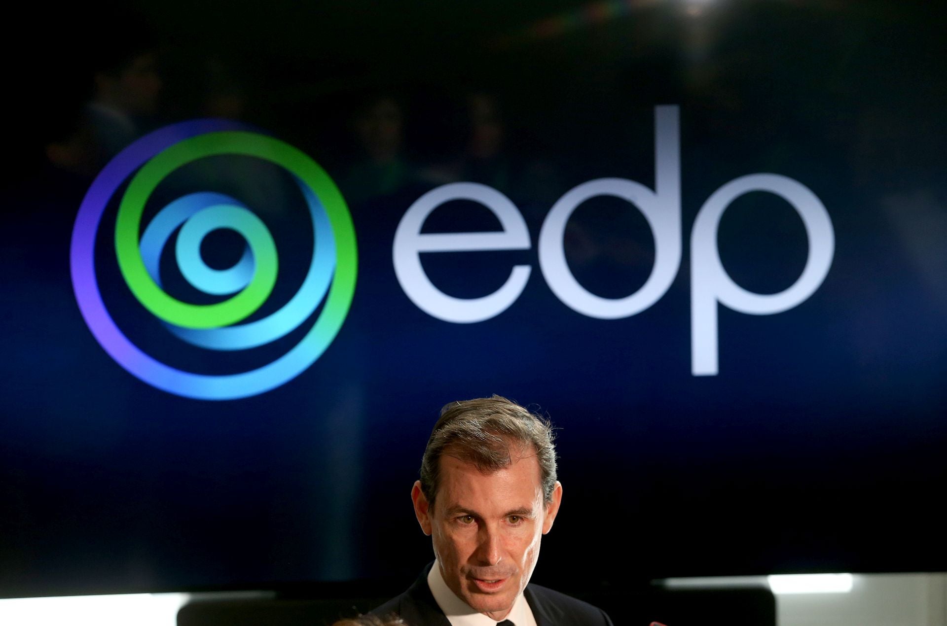 El CEO de EDP pide más inversión en red para evitar riesgos