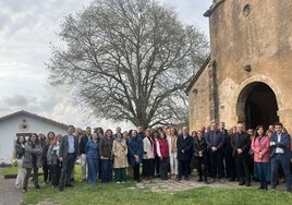 Los integrantes del Consejo de Patrimonio Histórico de España, en el exterior de San Salvador de Priesca.