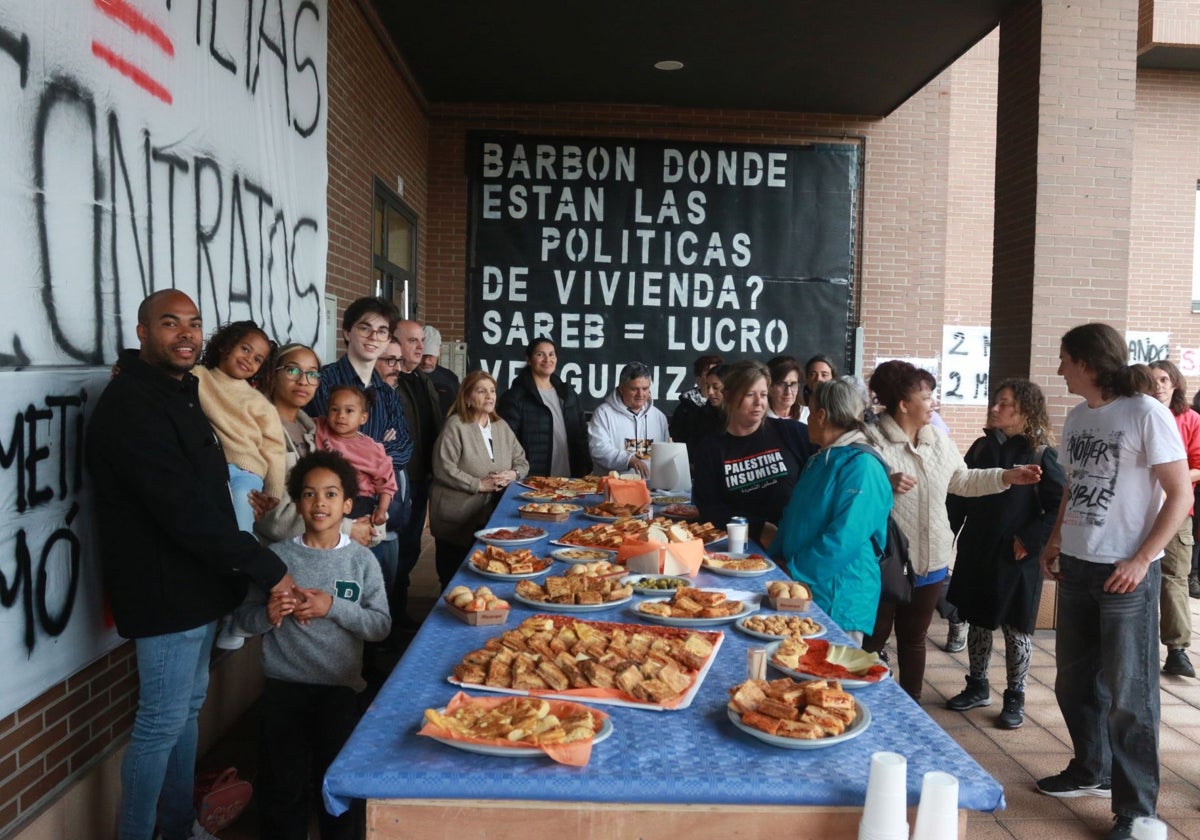 «Solo nos sacarán con un ladrillo en la mano», avisa en Contrueces, en Gijón, el bloque afectado por la Sareb