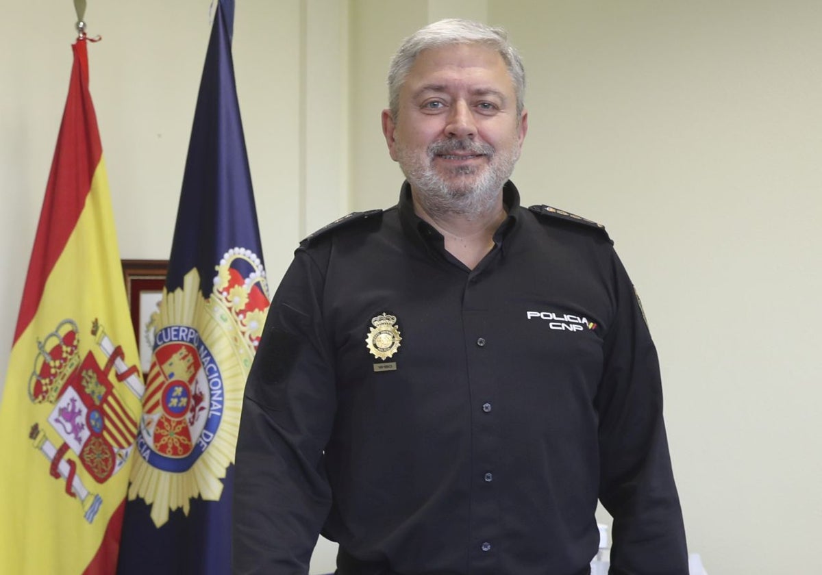 Dámaso Colunga Alonso, en su despacho en la Policía Nacional de Gijón.