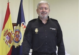 Dámaso Colunga Alonso, en su despacho en la Policía Nacional de Gijón.