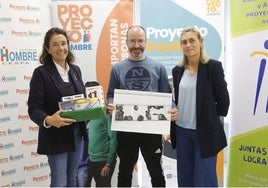 Cecilia Alvargonzález, Jorge López y Cristina Díaz, durante la entrega del premio.
