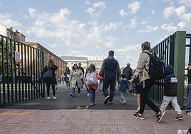Entrada de alumnado junto a sus padres al colegio Quirinal