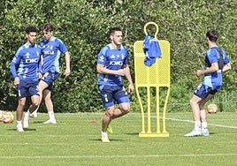 Paraschiv, que podría tener minutos ante la baja de Fede Viñas, durante el entrenamiento del Real Oviedo, ayer.