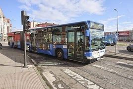 Un autobús urbano de la Línea 1 en la glorieta de la avenida de Los Canapés, cerca de las obras del nuevo intercambiador.