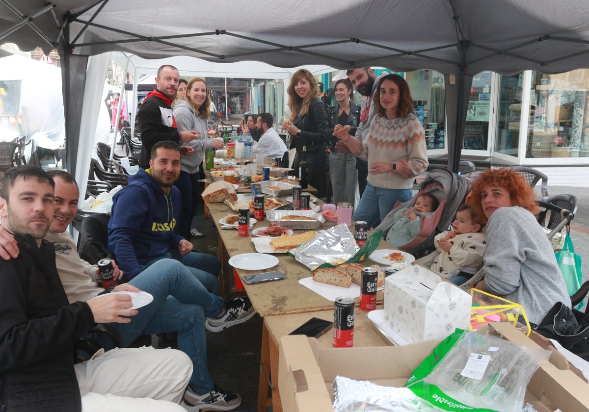 La lluvia fue el invitado no deseado de la comida en la calle lavianesa, a la que muchos grupos combatieron con toldos, plásticos y cenadores
