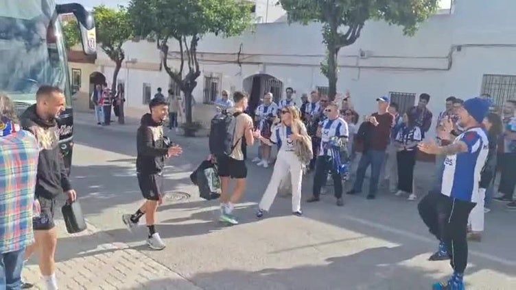 Así recibió la afición del Real Avilés a su equipo en Lebrija