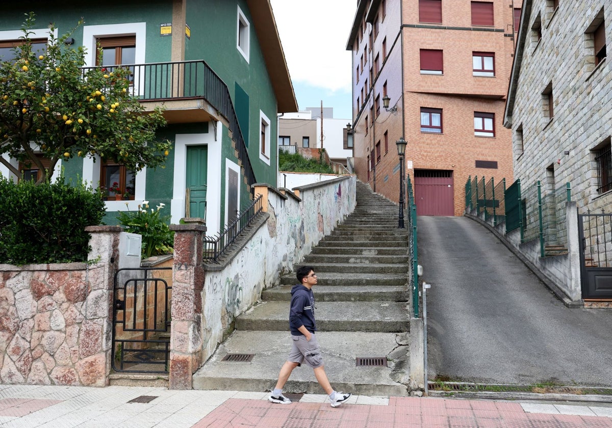 Plan de choque para Ciudad Naranco: más plazas de aparcamiento, aceras y barandillas