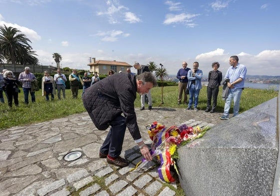 Ricardo Cortés deposita una rosa ante los pies del monolito 'Nunca Más' en recuerdo a las víctimas de los campos de concentración.