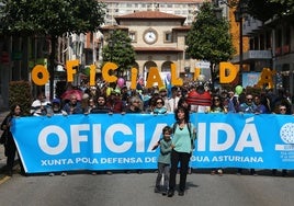 La manifestación, que reunió una mayor presencia que en otras ocasiones, en su salida desde la Estación del Norte de Oviedo.
