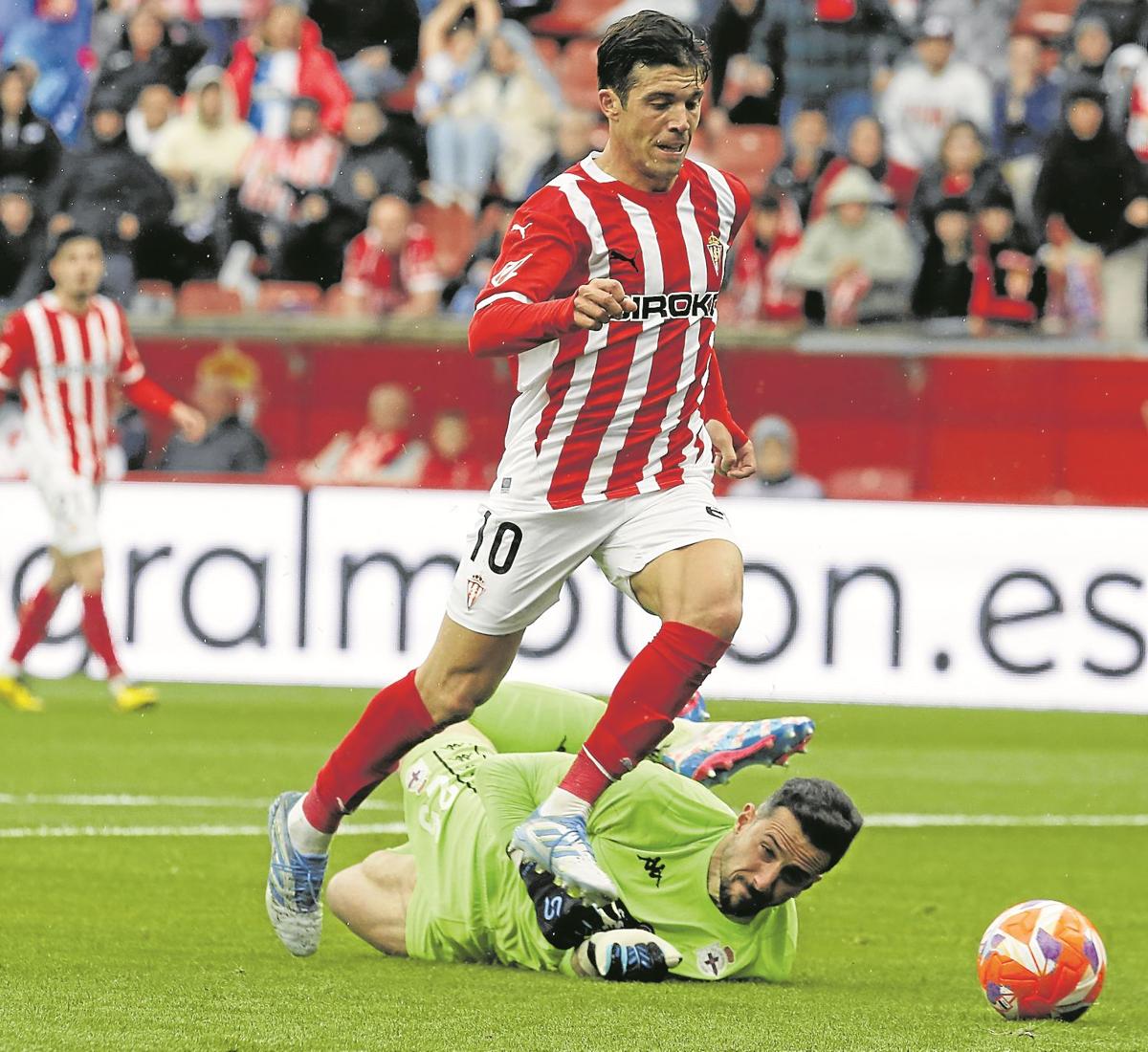 Nacho Méndez, tras un gran servicio de Gelabert, supera con facilidad al guardameta Helton.