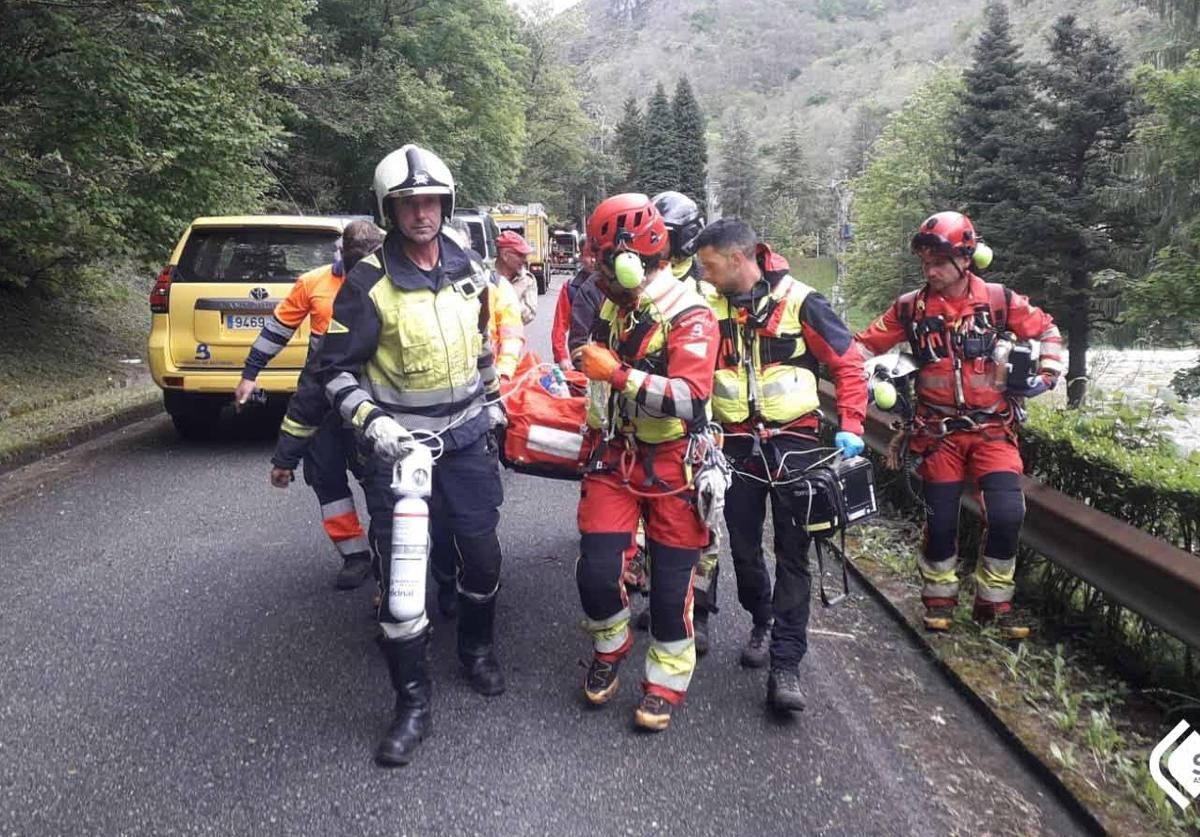 Fallece una de las heridas en Sobrescobio tras caer con el coche por un terraplén