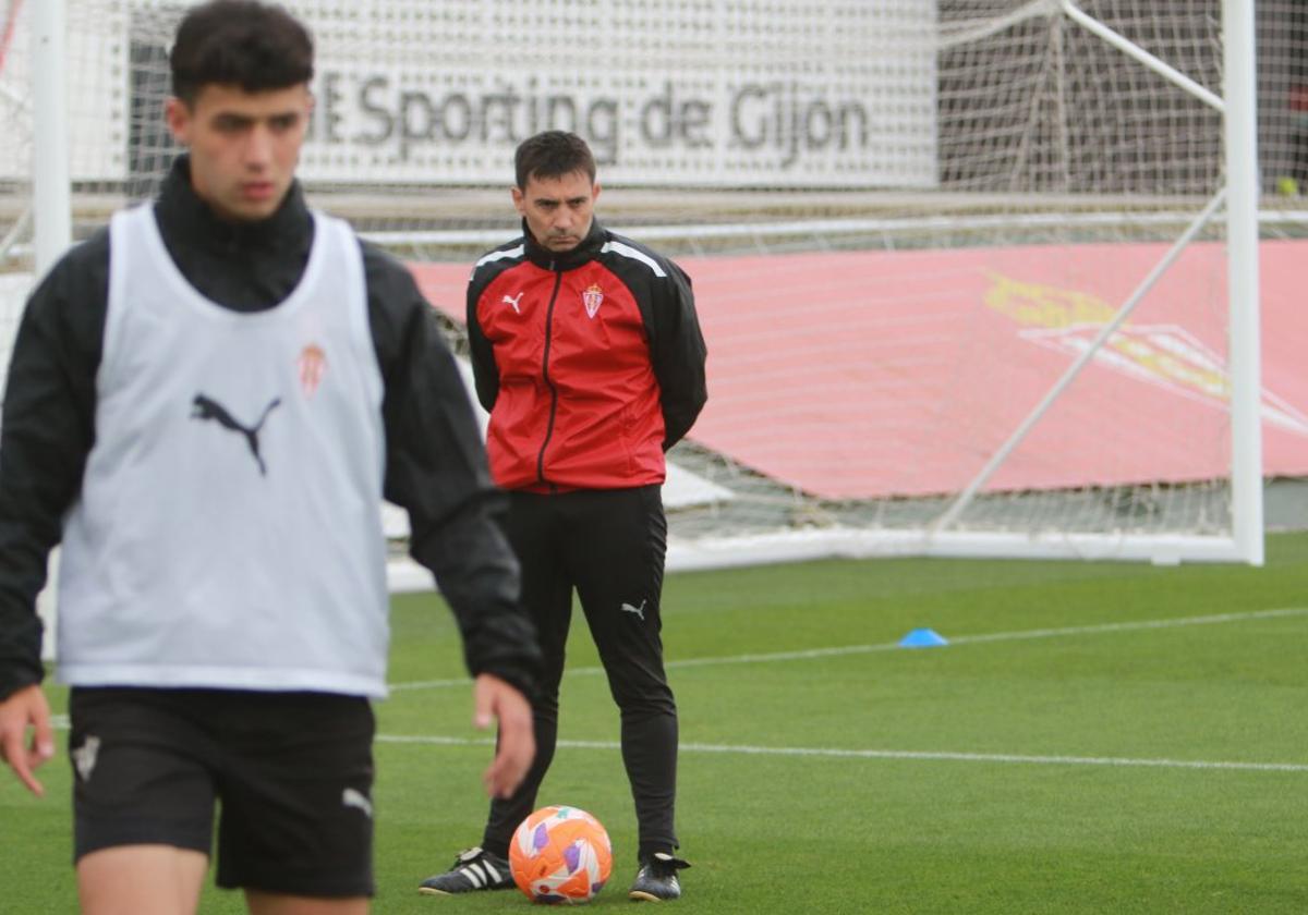 Asier Garitano observa a sus jugadores durante la sesión de entrenamiento de ayer en la Escuela de Mareo.