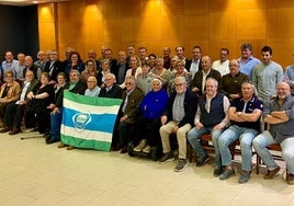Foto de familia realizada por los reunidos en la IV comida de hermandad de los veteranos del Club Natación Santa Olaya.