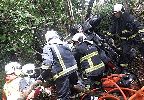 Tres heridos, uno de ellos menor, tras caer con el coche 20 metros por un terraplén en Sobrescobio
