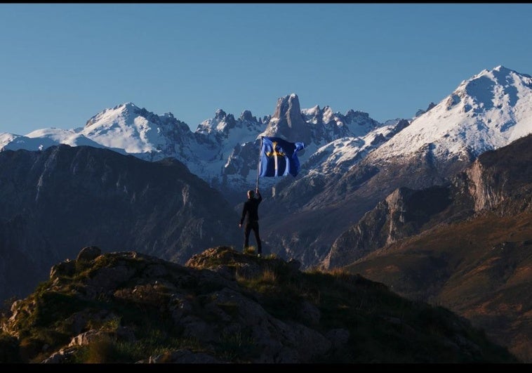 En lo alto, ondea la bandera que da inicio al vídeo de la campaña del Gobierno regional.