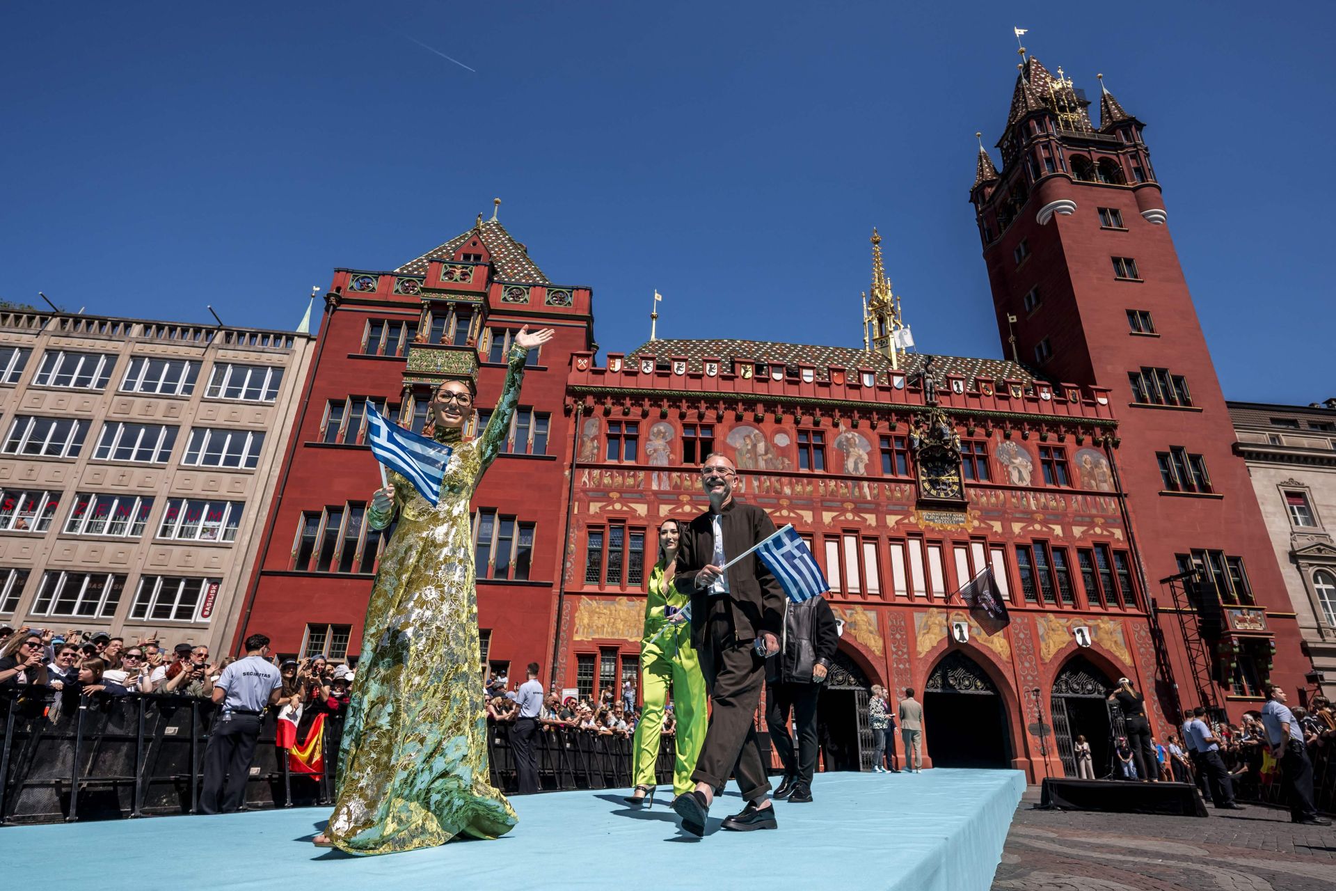Fotos: Melody y el resto de participantes en Eurovisión 2025, en la alfombra turquesa del festival