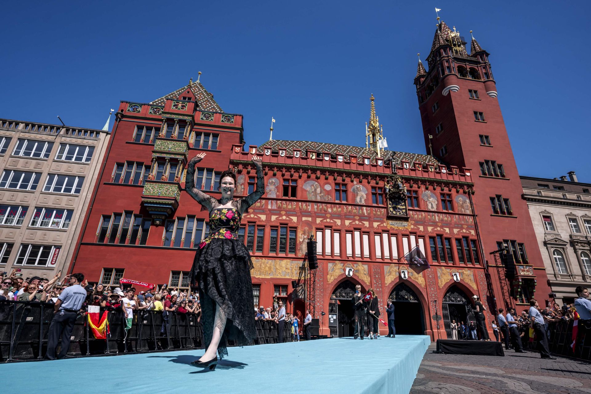 Fotos: Melody y el resto de participantes en Eurovisión 2025, en la alfombra turquesa del festival