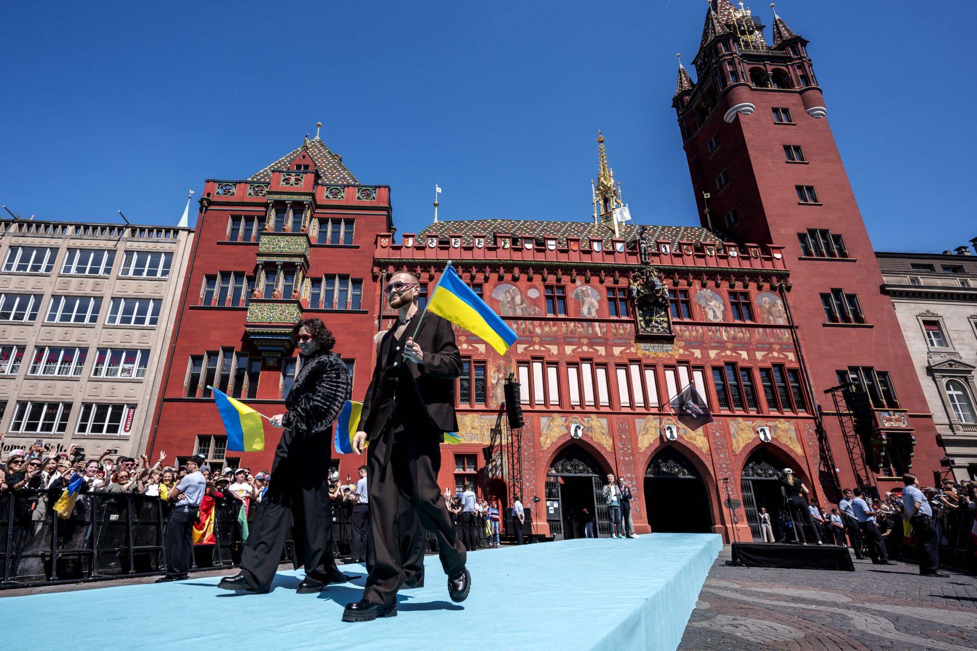 Fotos: Melody y el resto de participantes en Eurovisión 2025, en la alfombra turquesa del festival