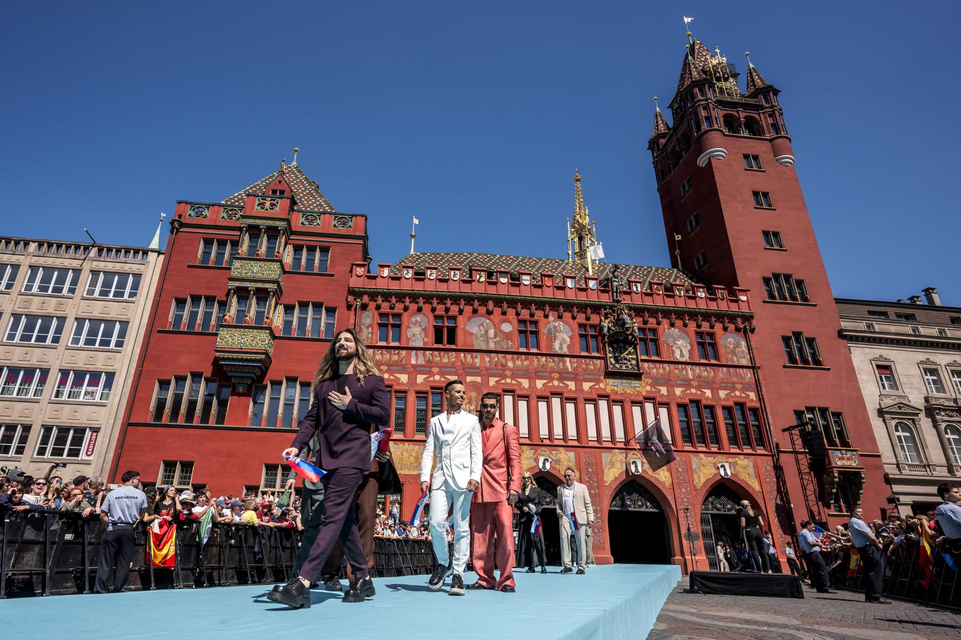 Fotos: Melody y el resto de participantes en Eurovisión 2025, en la alfombra turquesa del festival