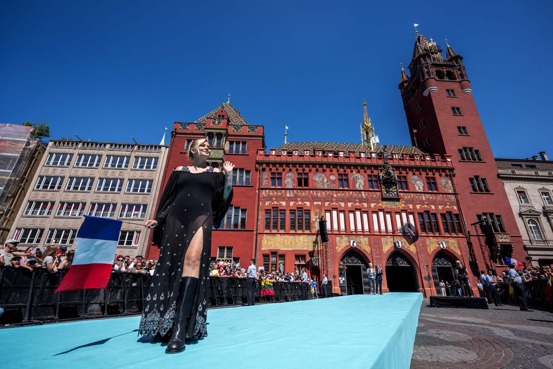 Fotos: Melody y el resto de participantes en Eurovisión 2025, en la alfombra turquesa del festival