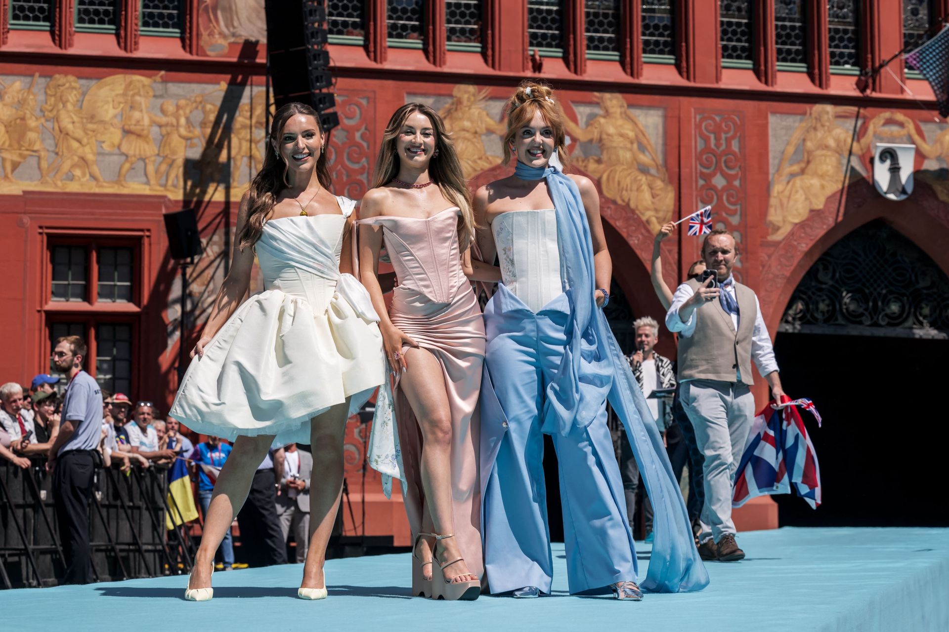 Fotos: Melody y el resto de participantes en Eurovisión 2025, en la alfombra turquesa del festival