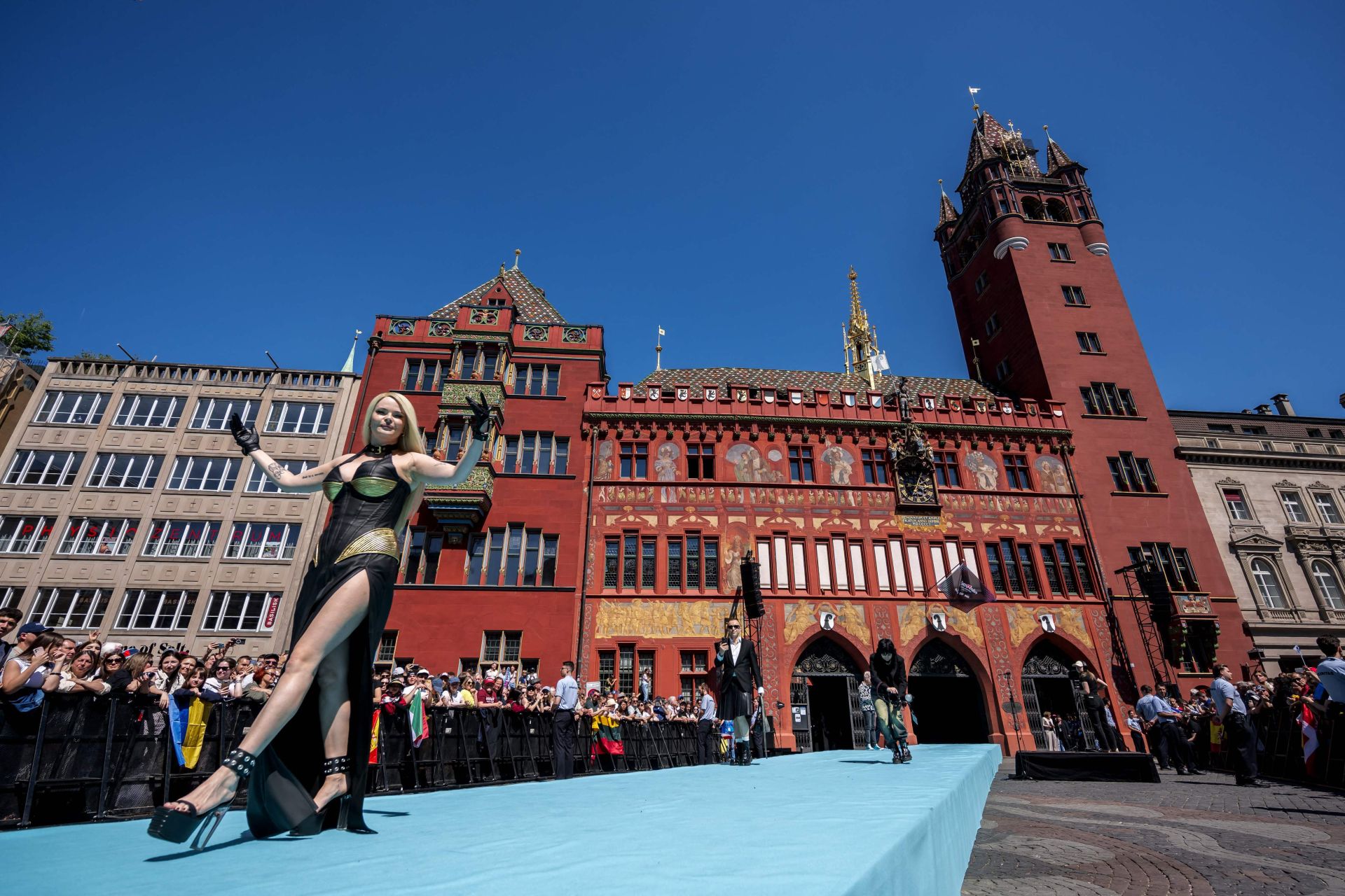 Fotos: Melody y el resto de participantes en Eurovisión 2025, en la alfombra turquesa del festival