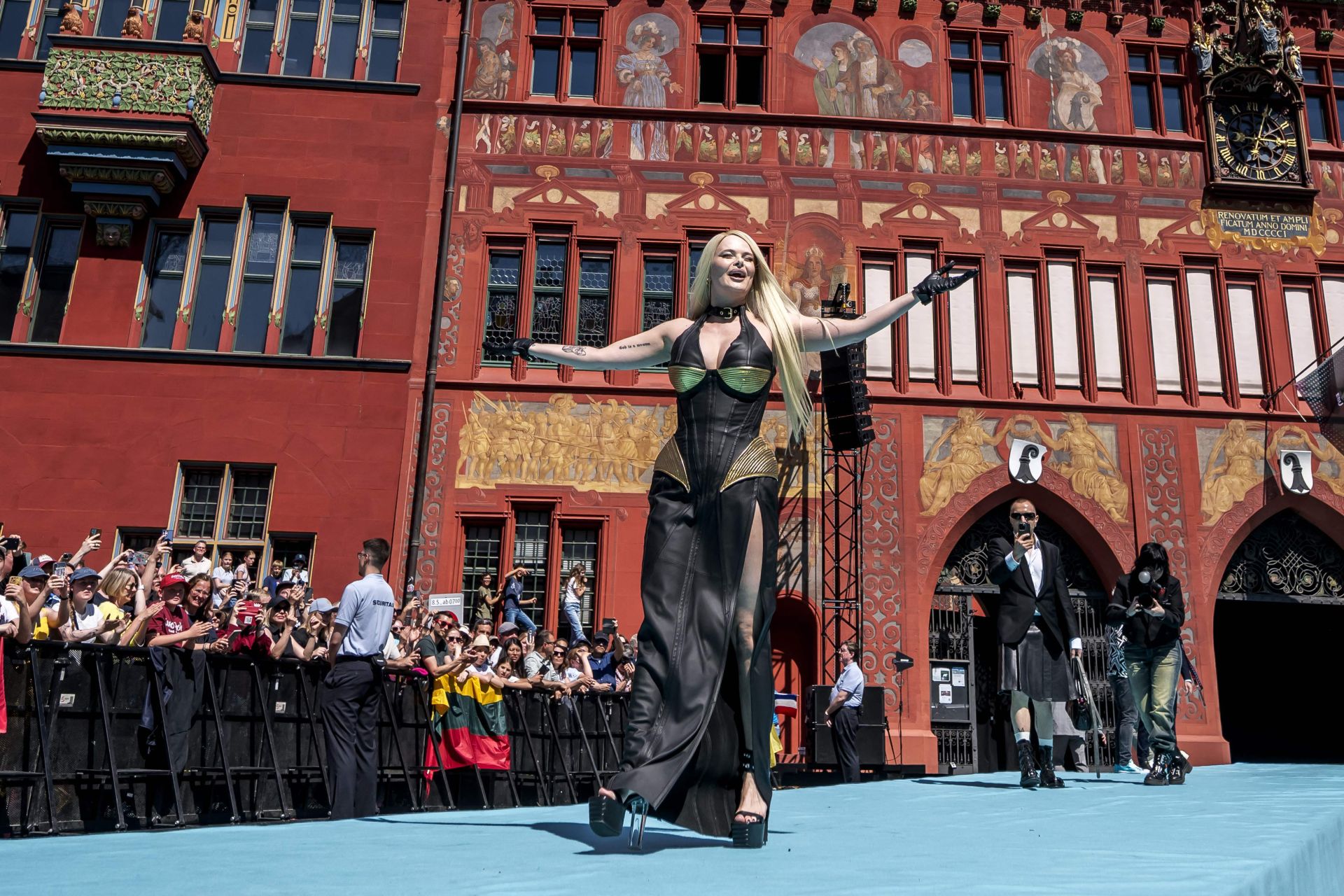 Fotos: Melody y el resto de participantes en Eurovisión 2025, en la alfombra turquesa del festival