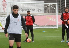 Asier Garitano observa a sus jugadores durante la sesión de entrenamiento de ayer en la Escuela de Mareo.